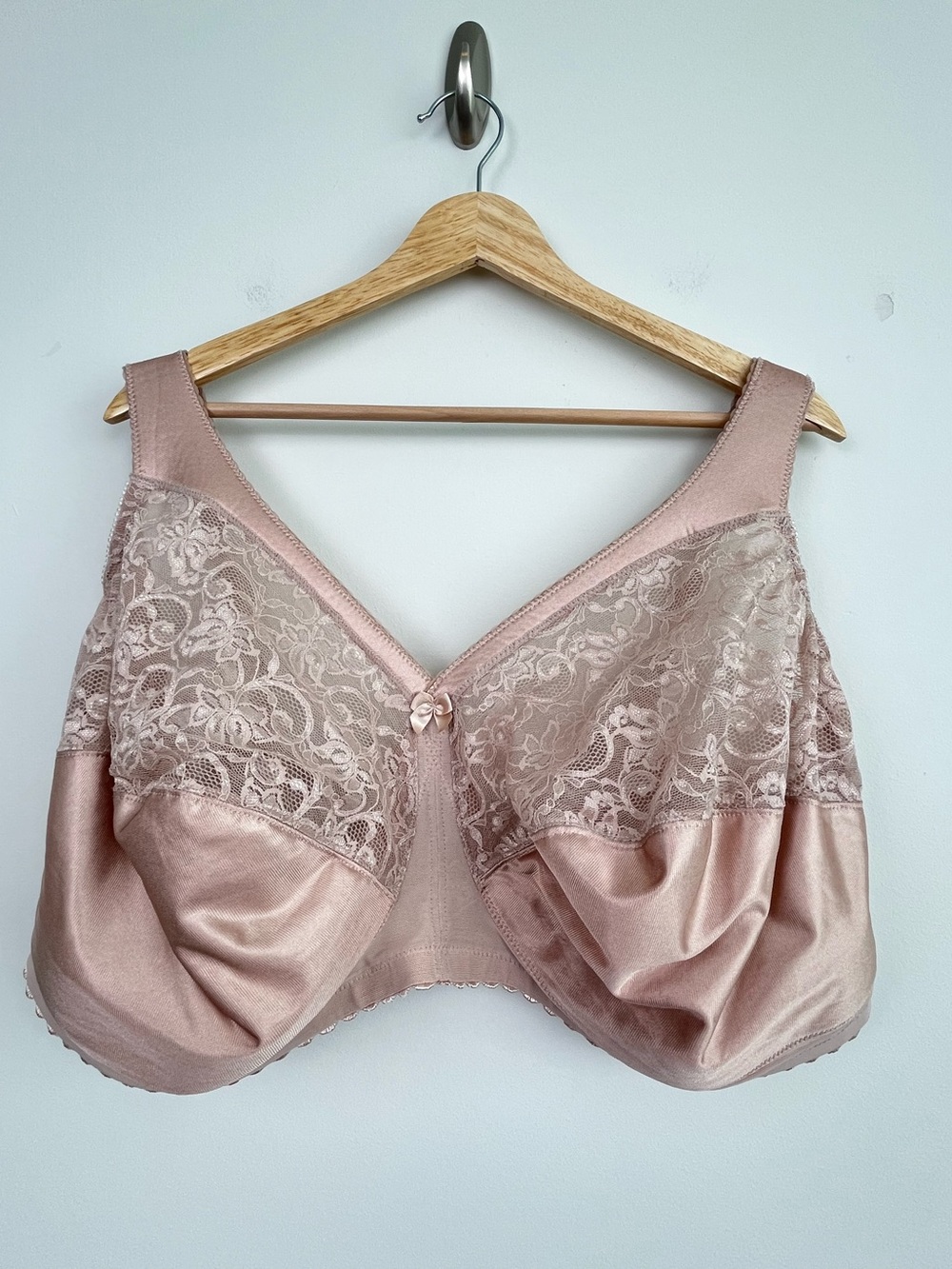 Glamorise beige MagicLift full figure wireless support bra, 50I.